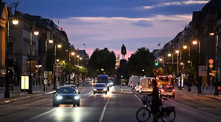 Bei der Straßenbeleuchtung sieht der Berliner Senat an vielen Stellen noch Handlungsbedarf. (Archivbild)   / Foto: Jens Kalaene/dpa Bei der Straßenbeleuchtung sieht der Berliner Senat an vielen Stellen noch Handlungsbedarf. (Archivbild)   / Foto: Jens Kalaene/dpa
