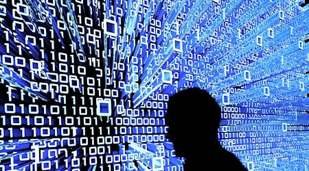 In der Berliner Verwaltung soll die KI Beschäftigte entlasten. (Symbolbild)   / Foto: Peter Steffen/dpa