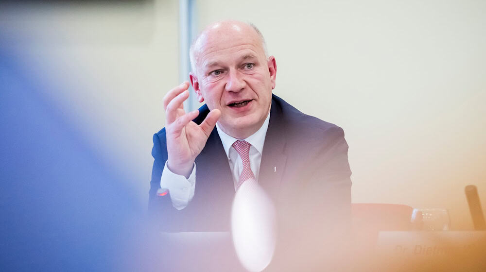 Berlins Regierender Bürgermeister Kai Wegner (CDU) geht auf Bedenken wegen möglicher neuer Windrad-Standorte an der Landesgrenze zu Brandenburg ein. / Foto: Christoph Soeder/dpa