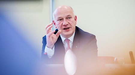 Berlins Regierender Bürgermeister Kai Wegner (CDU) geht auf Bedenken wegen möglicher neuer Windrad-Standorte an der Landesgrenze zu Brandenburg ein. / Foto: Christoph Soeder/dpa