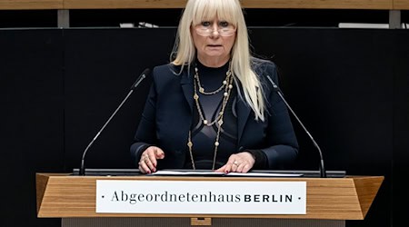 Berlins Innensenatorin Iris Spranger (SPD) sieht bei der Drohnenabwehr Handlungsbedarf.   / Foto: Fabian Sommer/dpa