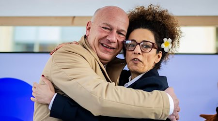 Bürgermeister Kai Wegner begrüßte die iranische Aktivistin Masih Alinedschad. / Foto: Christoph Soeder/dpa