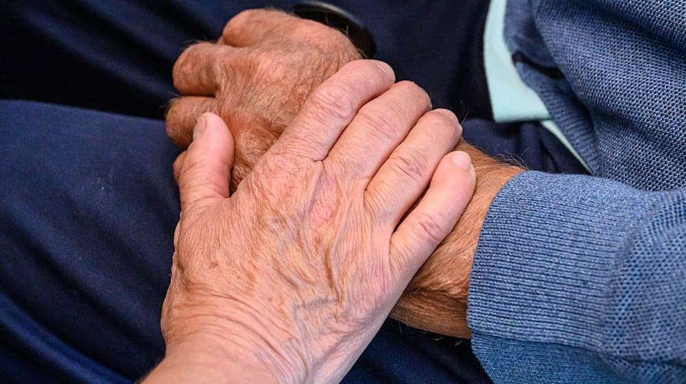 Ehrenamtliche gibt es im Sportvereinen, in Schulen, in Nachbarschaften, Gemeinden oder in der Seelsorge. (Symbolbild) / Foto: Swen Pförtner/dpa