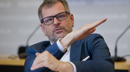 Werner Graf ist seit 2021 im Berliner Abgeordnetenhaus und seit 2022 Co-Vorsitzender der Grünen-Fraktion. (Archiv) / Foto: Joerg Carstensen/dpa