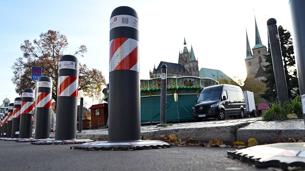 Die deutschen Weihnachtsmärkte werden wie hier in Erfurt mit Pollern und anderen Sperren gesichert.  / Foto: Martin Schutt/dpa