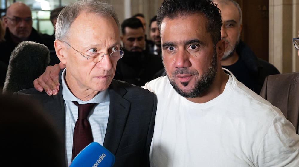 Buhsidos E-Manager Arafat Abou-Chaker (r) legt nach der Urteilsverkündung seinem Anwalt Hansgeorg Birkhoff die Hand auf die Schulter. (Archivbild)  / Foto: Sebastian Christoph Gollnow/dpa