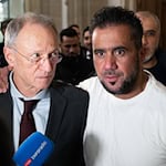 Buhsidos E-Manager Arafat Abou-Chaker (r) legt nach der Urteilsverkündung seinem Anwalt Hansgeorg Birkhoff die Hand auf die Schulter. (Archivbild)  / Foto: Sebastian Christoph Gollnow/dpa