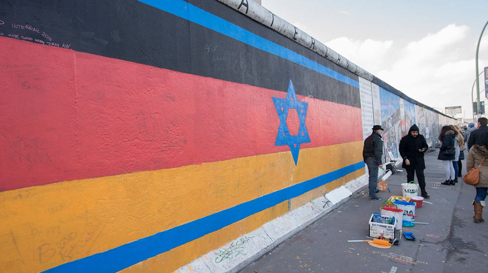 Das Kunstwerk «Vaterland» an der East Side Gallery wurde erneut beschmiert. (Archivbild) / Foto: picture alliance / dpa