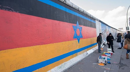 Das Kunstwerk «Vaterland» an der East Side Gallery wurde erneut beschmiert. (Archivbild) / Foto: picture alliance / dpa