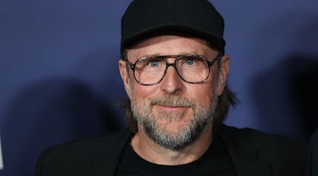 Bjarne Mädel zieht von der Spree an die Elbe. (Archivbild) / Foto: Jörg Carstensen/dpa