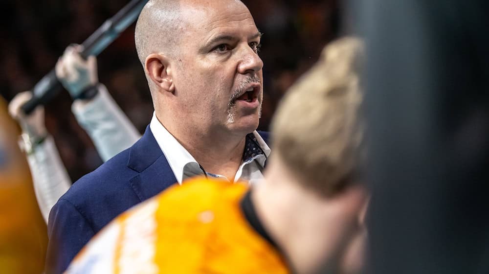 Trainer Joel Banks feiert mit den Berlin Volleys einen wichtigen Sieg. / Foto: Andreas Gora/dpa