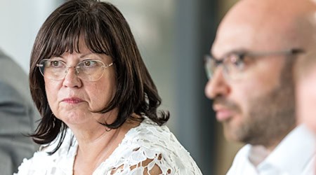 Sprembergs Bürgermeisterin Christine Herntier (parteilos) beriet im August mit Brandenburgs Innenminister René Wilke über das Erstarken des Rechtsextremismus. (Archivbild)  / Foto: Frank Hammerschmidt/dpa