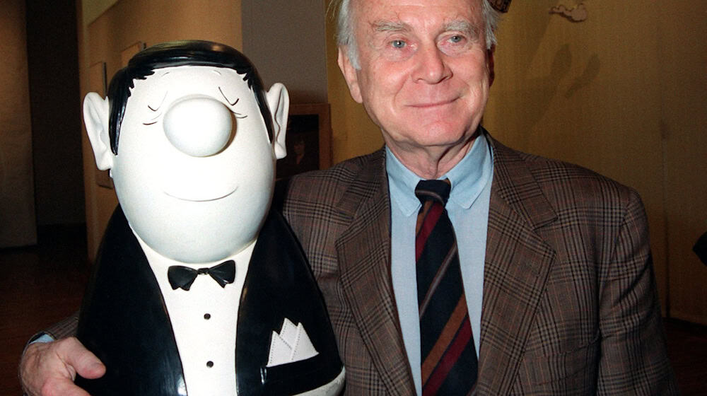 Vicco von Bülow (1923-2011) alias Loriot mit einer Figur des Knochennasenmanns - ein Markenzeichen des großen Humoristen. (Archivbild) / Foto: Karlheinz Schindler/dpa