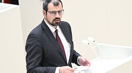 Brandenburgs Bildungsminister Steffen Freiberg (SPD) geht im Landtag auf die Sprachförderung von Kita-Kindern ein. / Foto: Jens Kalaene/dpa