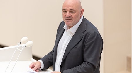 Das Kabinett um Brandenburgs Finanzminister Robert Crumbach hat Weichen für das Sondervermögen Infrastruktur des Bundes in Brandenburg gestellt (Archivbild). / Foto: Hannes P Albert/dpa