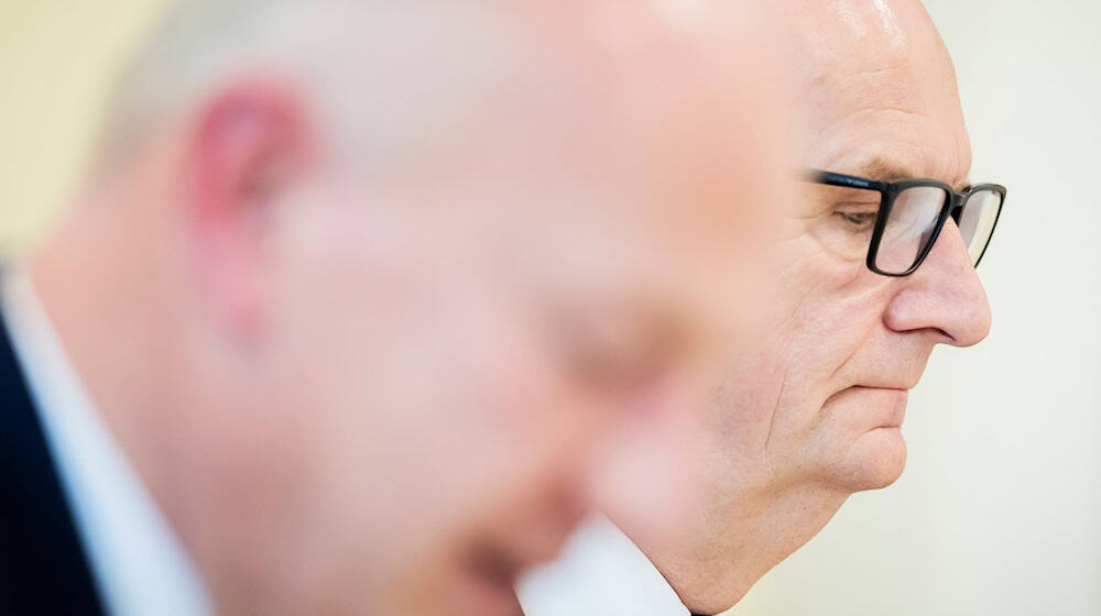 Berlins Regierender Bürgermeister Kai Wegner (CDU) und Brandenburgs Regierungschef Dietmar Woidke (SPD) erläutern eine engere Zusammenarbeit in der Migrationspolitik. / Foto: Christoph Soeder/dpa