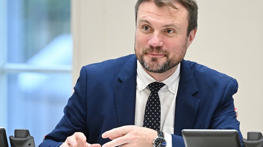 Brandenburgs Wirtschaftsminister Daniel Keller (SPD) nimmt Stellung zur CDU-Forderung nach einem Hilfsprogramm für Dorfkneipen. / Foto: Jens Kalaene/dpa