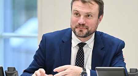 Brandenburgs Wirtschaftsminister Daniel Keller (SPD) nimmt Stellung zur CDU-Forderung nach einem Hilfsprogramm für Dorfkneipen. / Foto: Jens Kalaene/dpa