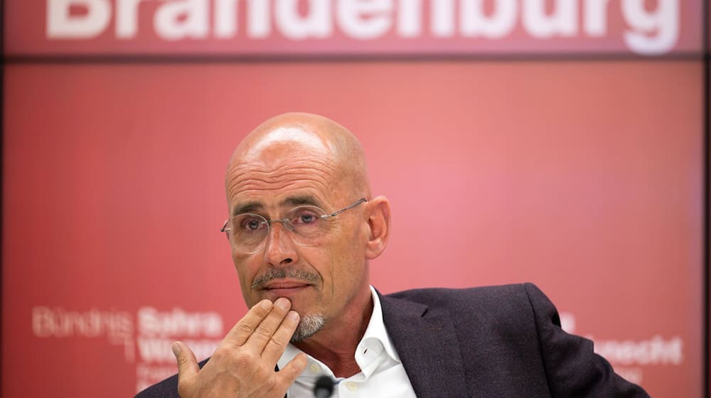 Der BSW-Fraktionsvorsitzende Niels-Olaf Lüders steckt in Brandenburg mit seiner Fraktion in der Krise. Vier Abgeordnete kündigten im Streit ihren Parteiaustritt an. (Archivbild)  / Foto: Soeren Stache/dpa