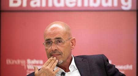 Der BSW-Fraktionsvorsitzende Niels-Olaf Lüders steckt in Brandenburg mit seiner Fraktion in der Krise. Vier Abgeordnete kündigten im Streit ihren Parteiaustritt an. (Archivbild)  / Foto: Soeren Stache/dpa