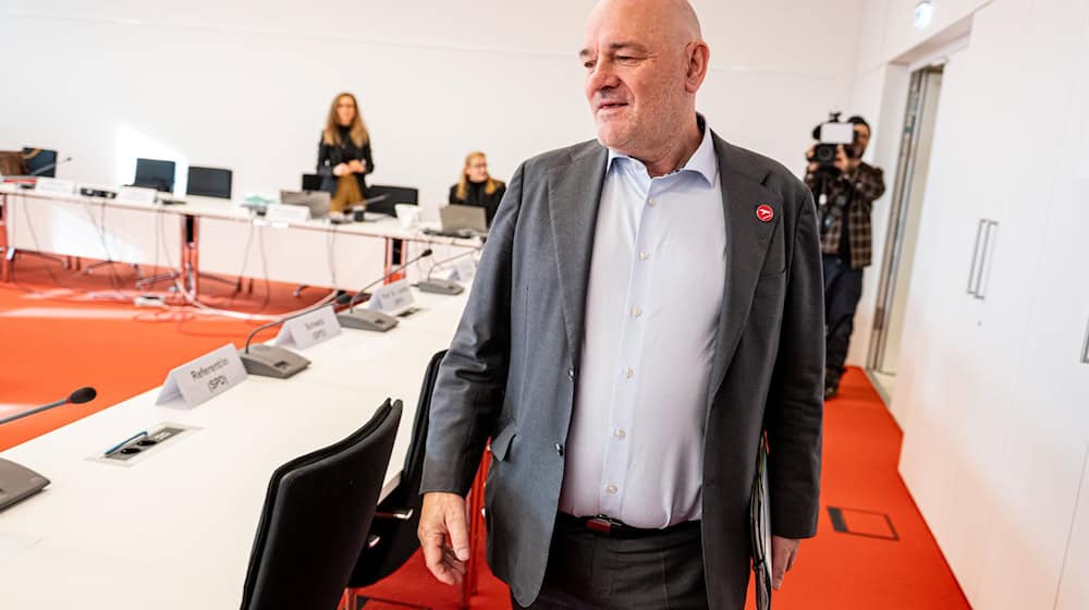 Brandenburgs BSW-Finanzminister Robert Crumbach ist auch Fraktionsmitglied - darüber gibt es Streit (Archivbild). / Foto: Fabian Sommer/dpa