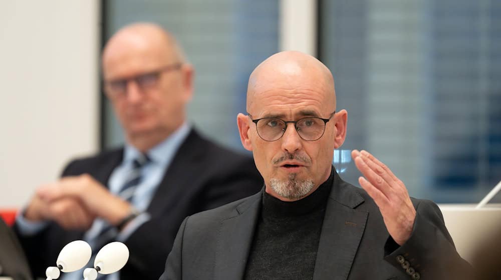 Die SPD/BSW-Koalition - darunter Ministerpräsident Dietmar Woidke (SPD) und BSW-Fraktionschef Niels-Olaf Lüders - berät über zwei umstrittene Medienstaatsverträge (Archivbild). / Foto: Soeren Stache/dpa