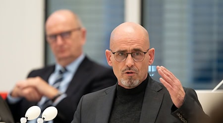 Die SPD/BSW-Koalition - darunter Ministerpräsident Dietmar Woidke (SPD) und BSW-Fraktionschef Niels-Olaf Lüders - berät über zwei umstrittene Medienstaatsverträge (Archivbild). / Foto: Soeren Stache/dpa