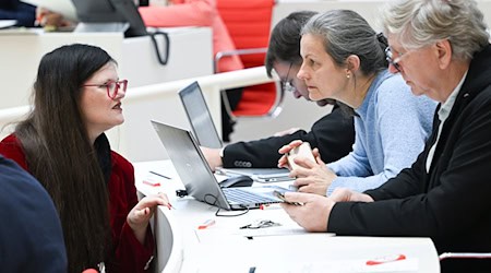 Die Brandenburger BSW-Landtagsabgeordnete Jouleen Gruhn äußert sich zur Lage der Fraktion, die in eine Krise geraten ist. / Foto: Jens Kalaene/dpa