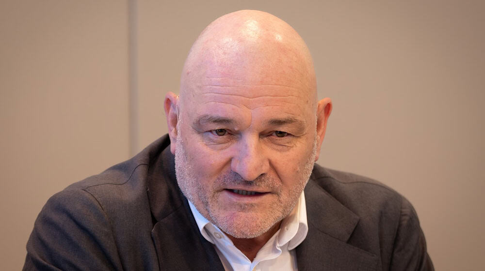 Der stellvertretende Brandenburger Ministerpräsident und Finanzminister Robert Crumbach (BSW) hofft auf eine Lösung im Streit um die Rundfunkreform. (Archivbild) / Foto: Soeren Stache/dpa