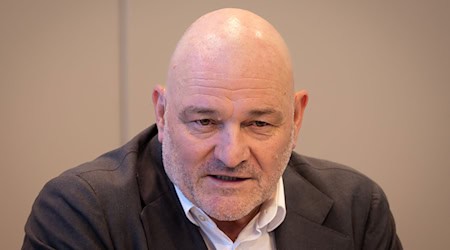 Der stellvertretende Brandenburger Ministerpräsident und Finanzminister Robert Crumbach (BSW) hofft auf eine Lösung im Streit um die Rundfunkreform. (Archivbild) / Foto: Soeren Stache/dpa