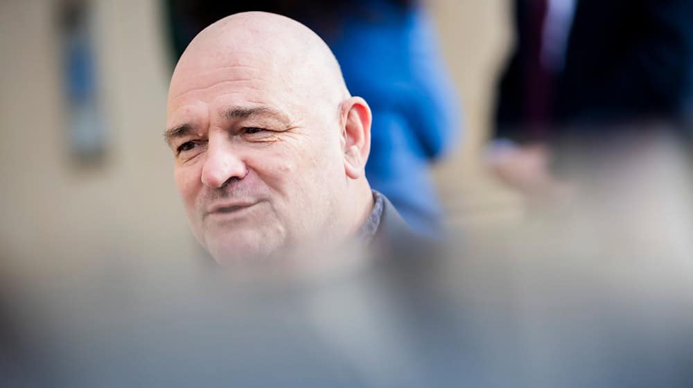 Brandenburgs Vize-Ministerpräsident Robert Crumbach (BSW) äußert sich zum Koalitionsstreit über die Rundfunkreform und den Jugendmedienschutz. (Archivbild) / Foto: Christoph Soeder/dpa