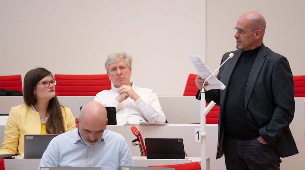 Die BSW-Fraktion im Brandenburger Landtag um Fraktionschef Niels-Olaf Lüders (r) ist in der Krise und sorgt für Turbulenzen auch in der SPD/BSW-Koalition. (Archivbild) / Foto: Soeren Stache/dpa