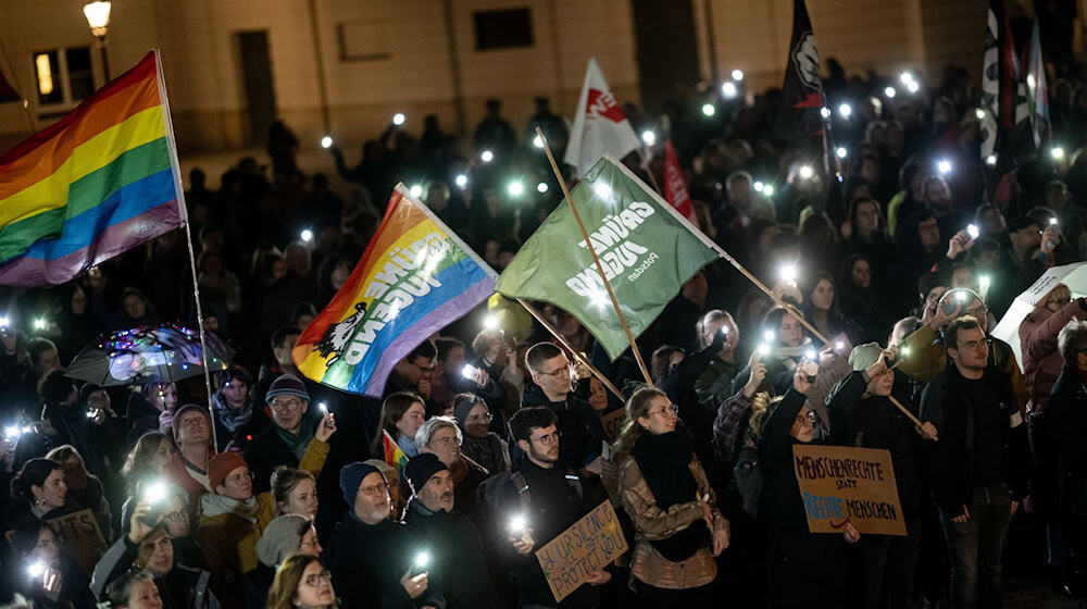 Bereits vor einem Jahr demonstrierten einige Hundert Menschen in Potsdam gegen rechts. Auslöser war das Schlagzeilen machende Treffen rechter und rechtsradikaler Kreise in einer Villa in der Stadt am 25. November 2023. (Archivbild)  / Foto: Fabian Sommer/dpa