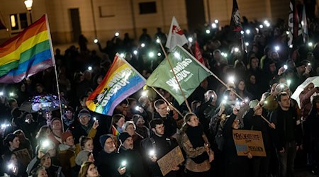 Bereits vor einem Jahr demonstrierten einige Hundert Menschen in Potsdam gegen rechts. Auslöser war das Schlagzeilen machende Treffen rechter und rechtsradikaler Kreise in einer Villa in der Stadt am 25. November 2023. (Archivbild)  / Foto: Fabian Sommer/dpa