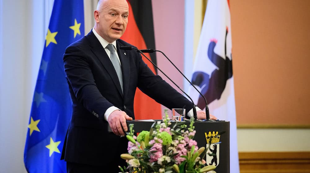 Berlins Regierender Bürgermeister Kai Wegener (CDU) verleiht das Band für Mut und Verständigung. (Archivbild) 
 / Foto: Bernd von Jutrczenka/dpa