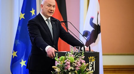 Berlins Regierender Bürgermeister Kai Wegener (CDU) verleiht das Band für Mut und Verständigung. (Archivbild) 
 / Foto: Bernd von Jutrczenka/dpa