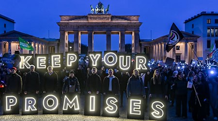 Demonstranten der Klimabewegung Fridays for Future zur Weltklimakonferenz COP30 am Brandenburger Tor.  / Foto: Jens Kalaene/dpa