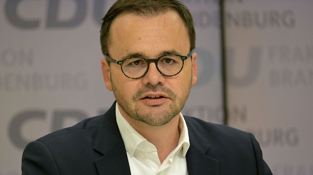 Der CDU-Fraktionsvorsitzende in Brandenburg, Jan Redmann, zur Koalition aus SPD und BSW: «Es ist ja wirklich wie eine Seifenoper.» / Foto: Michael Bahlo/dpa