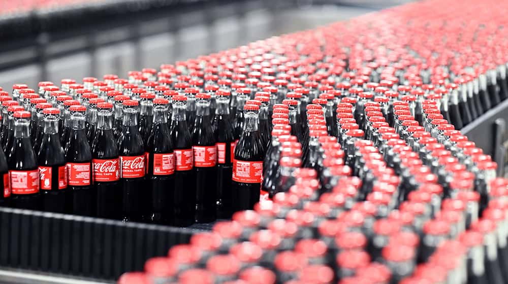 Coca-Cola ist bei vielen Verbrauchern in Deutschland beliebt. / Foto: Uli Deck/dpa