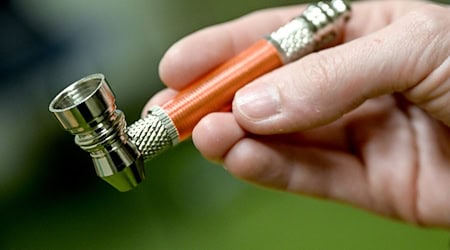 Meistens wird Crack in einer Pfeife geraucht, in seltenen Fällen wird es gespritzt. / Foto: Britta Pedersen/dpa