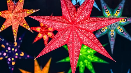 In den Wochen vor Weihnachten bieten die Weihnachtsmärkte Möglichkeiten zur Einstimmung auf das Fest. (Symbolbild)  / Foto: Jens Kalaene/dpa