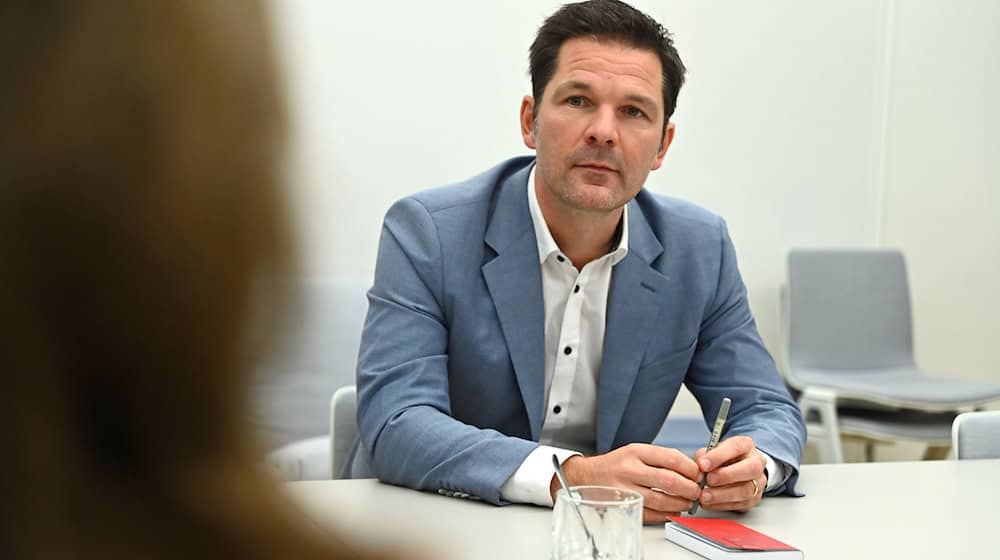 Der designierte Spitzenkandidat der SPD Berlin für die Wahl 2026, Steffen Krach, zeigt sich optimistisch. (Archivbild) / Foto: Elisa Schu/dpa