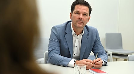 Der designierte Spitzenkandidat der SPD Berlin für die Wahl 2026, Steffen Krach, zeigt sich optimistisch. (Archivbild) / Foto: Elisa Schu/dpa