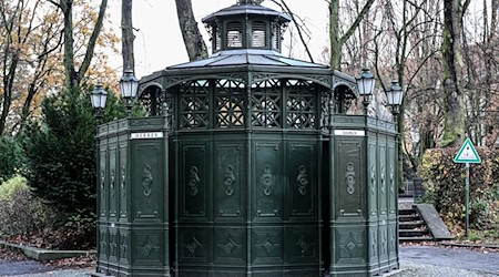 Früher waren die Cafés Achtecks nur für Männer, heute gibt es auch Klos für Frauen. / Foto: Britta Pedersen/dpa