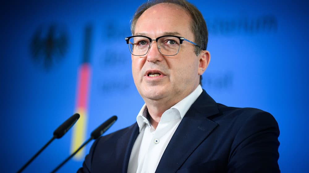 Bundesinnenminister Alexander Dobrindt (CSU) hat den islamistischen Verein Muslim Interaktiv verboten.  / Foto: Bernd von Jutrczenka/dpa