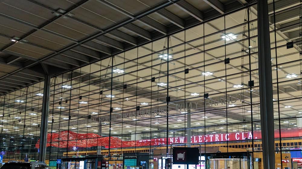 Der Flugverkehr wurde nach der Sichtung für knapp zwei Stunden eingestellt.  / Foto: Carsten Koall/dpa