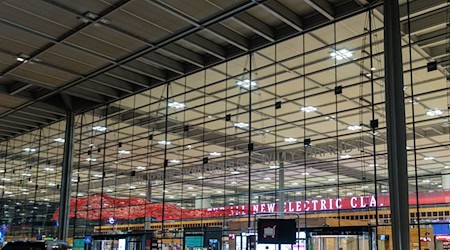 Der Flugverkehr wurde nach der Sichtung für knapp zwei Stunden eingestellt.  / Foto: Carsten Koall/dpa