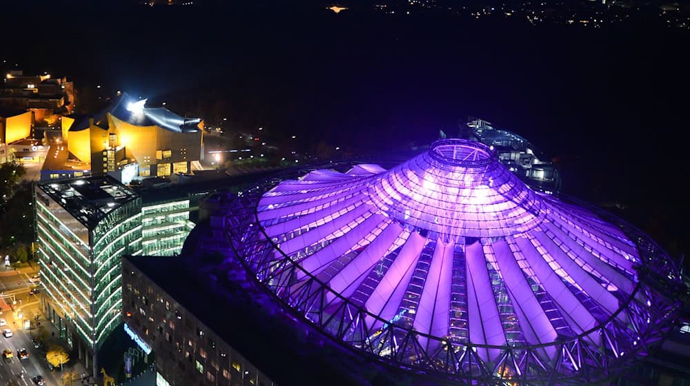 Das Zeltdach könnte Kulisse für einen Science-Film sein - nun wird sie es für Schlittschuhläufer. (Archivbild) / Foto: picture alliance / Soeren Stache/dpa