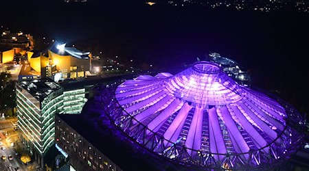 Das Zeltdach könnte Kulisse für einen Science-Film sein - nun wird sie es für Schlittschuhläufer. (Archivbild) / Foto: picture alliance / Soeren Stache/dpa
