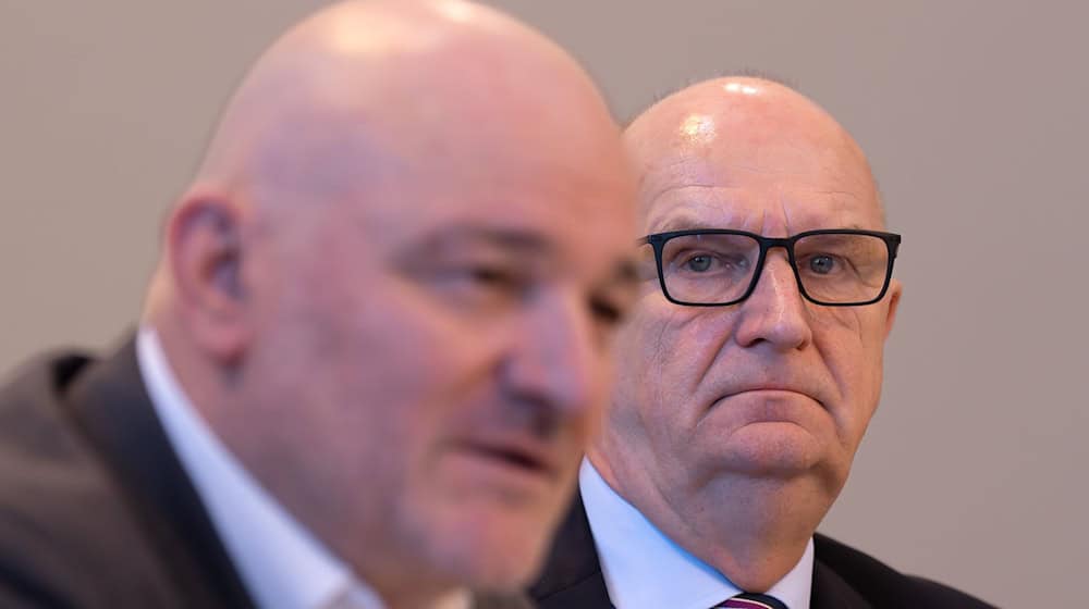 Brandenburgs Ministerpräsident Dietmar Woidke (SPD) (rechts) und Finanzminister Robert Crumbach (BSW) (links) sind bald ein Jahr in der Koalition. (Archivbild) / Foto: Soeren Stache/dpa